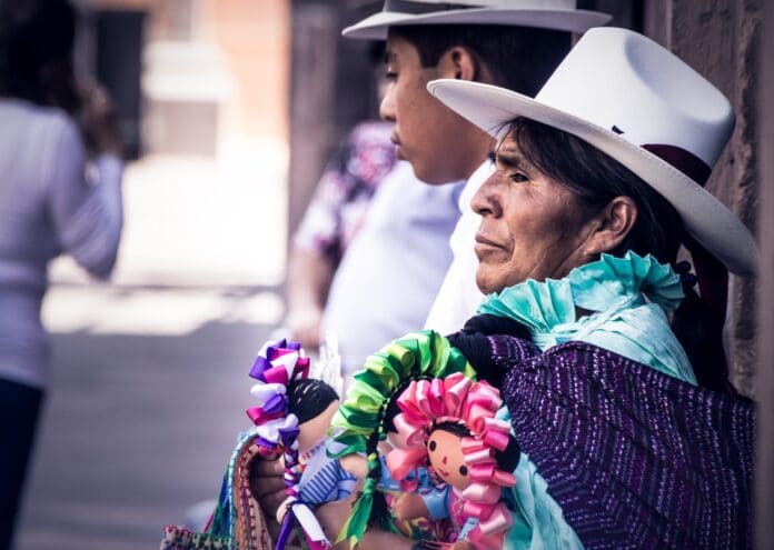 Mujer indígena mexicana con traje tradicional