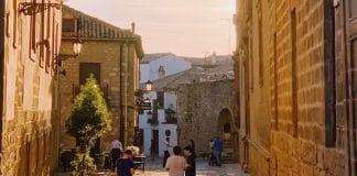 Niños jugando al fútbol en un pequeño pueblo español, Baeza