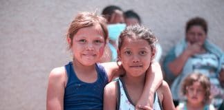 Niñas migrantes en la aduana de protección fronteriza de EE.UU., San Diego