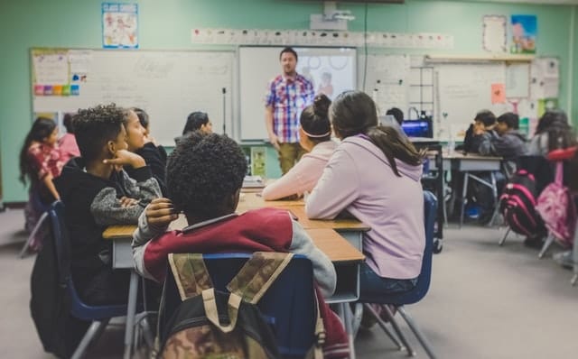 Clase de estudiantes jovenes