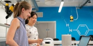 Niñas trabajando en la ciencia
