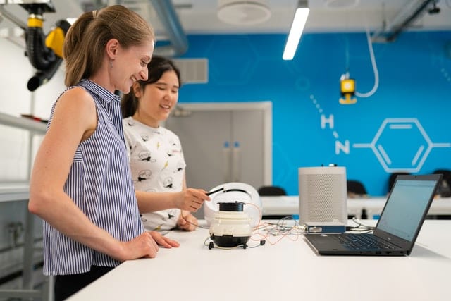 Niñas trabajando en la ciencia