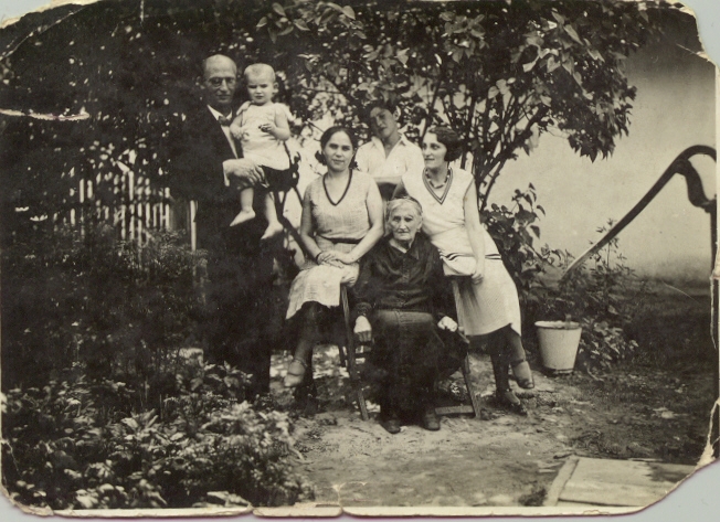 Eva Wachsmann (en brazos, segunda por la izquierda) nació en Kosice Mesto, en la antigua Checoslovaquia, en 1930. Aquí aparece en una foto con su familia. Antes de que comenzara la Segunda Guerra Mundial, Eva acudía a la escuela en su ciudad, Kosice Mesto. Eva no sobrevivió al Holocausto. Los nazis la asesinaron en el campo de concentración y exterminio alemán de Auschwitz. Crédito: Archivos de Yad Vashem, Sala de los Nombres