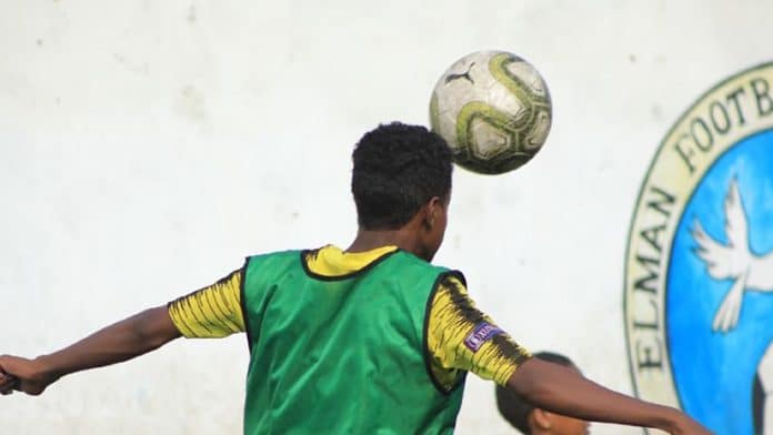 Joven-futbol-jugador