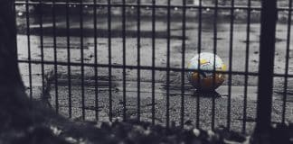 valla de parque-balon- Unsplash-BrunoKelzer
