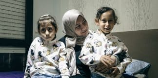 Eleen es una niña de la Franja de Gaza que recibe tratamiento en España/OMS
