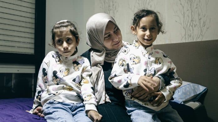 Eleen es una niña de la Franja de Gaza que recibe tratamiento en España/OMS