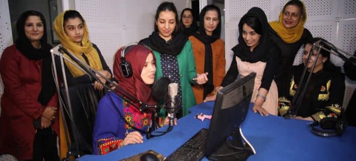 © Sandra Caligaro Radio Begum, en Afganistán, retransmite programas sobre salud, apoyo psicológico, espiritualidad, emprendimiento de mujeres y temas sociales, muchos en vivo con oyentes capaces de llamar y hacer preguntas.