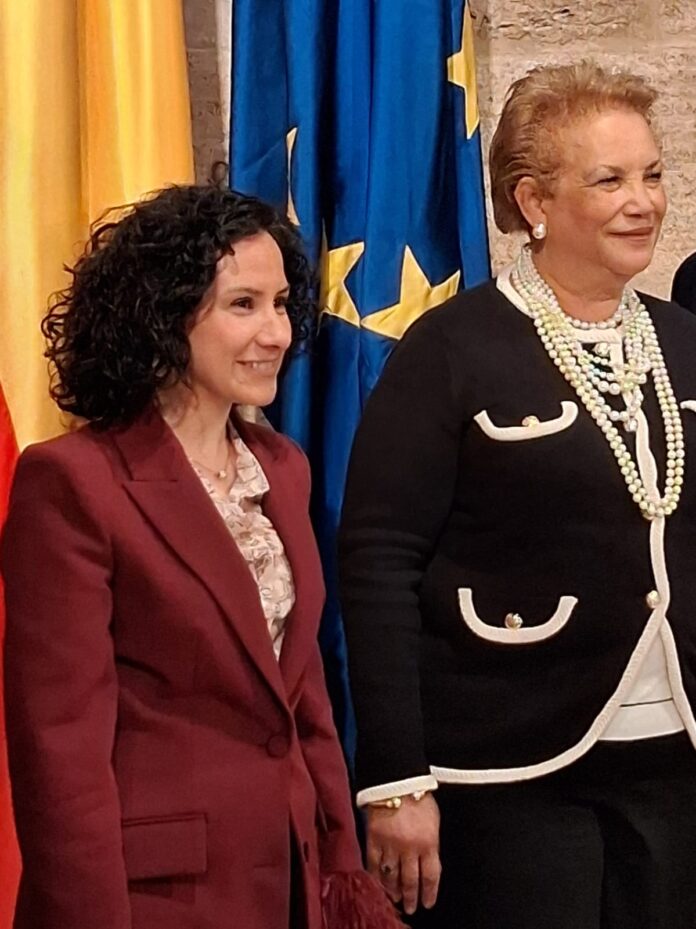 La consellera de Servicios Sociales, Familia e Infancia, Elena Albalat con la la subsecretaria general de Estrategia, Política y Cumplimiento en materia de Gestión de la ONU, Catherine Pollard