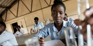 Sukupuolten välinen kuilu jatkuu STEM-aloilla Kuva: UNICEF/Karen Schermbrucker