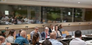 YK:n pääsihteeri António Guterres (keskellä punaisessa solmiossa) tapaa israelilaisten panttivankien perheitä kesäkuussa 2024. UN Photos/Mark Garten