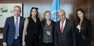 Guterres tapasi panttivankien perheitä New Yorkissa.