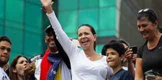 María Corina Machado (keskellä) osallistuu mielenosoitukseen Caracasissa vuonna 2019. © WikiCommons