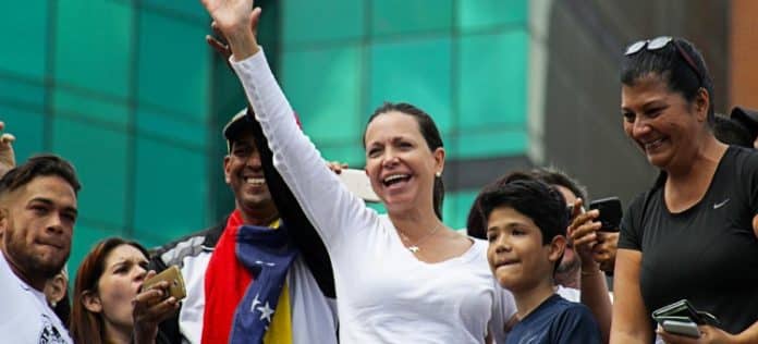 María Corina Machado (keskellä) osallistuu mielenosoitukseen Caracasissa vuonna 2019. © WikiCommons