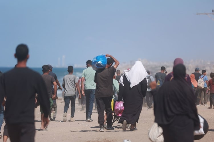 Tuhansia ihmisiä on liikkeellä Gazan tulitaukosopimuksen jälkeen. Kuva: UN News