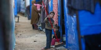 Lapsi siivoaa väliaikaista suojaa Gazassa. © UNRWA