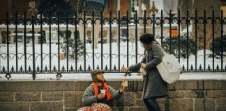 Koditon ihminen. Kuva: Jon Tyson/Unsplash 