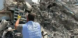 UNRWA:n työntekijä Gazan raunioissa. Kuva: UNRWA