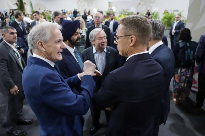 Guterres Norjan pääministerin ja Suomen presidentin kanssa COP30-kokouksessa. Kuva: YK:n ilmastokokous - Zo Guimarães.