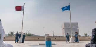 YK:n ja Qatarin liput kokouspaikalla Dohassa. Kuva: UN Photo.