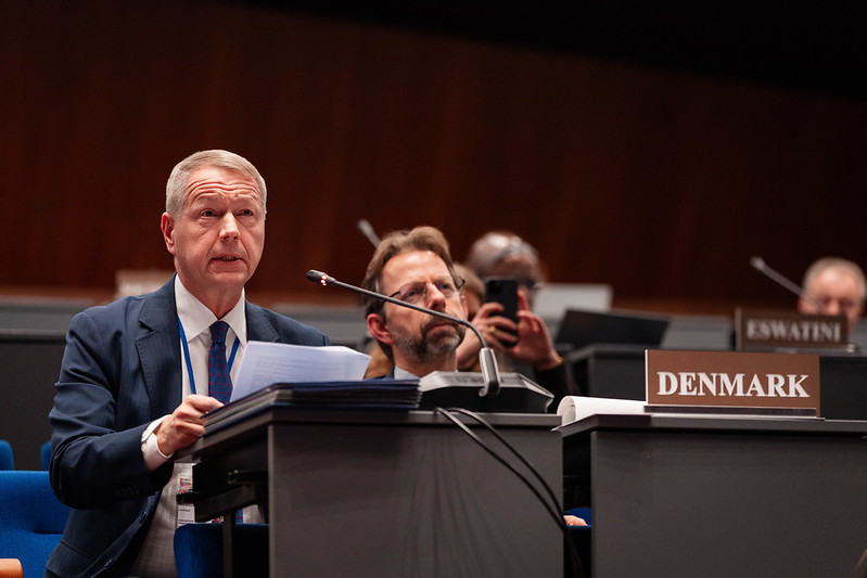 ”Delegaatti, CSP-30” OPCW, CC BY-ND 4.0 Mika-Markus Leinonen pitää EU puheenvuoron kemiallisten aseiden kieltosopimuksen sopimusvaltioiden 30. konferenssissa Haagissa, Alankomaissa, 26. marraskuuta 2025.