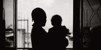 17-vuotias raiskauksen uhri istuu lapsensa kanssa Kongon demokraattisen tasavallan itäosassa. Kuva: UNFPA/Junior Mayindu