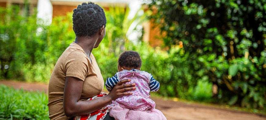 18-vuotias kahden lapsen äiti pitelee tyttövauvaansa SOFEPADI:n tukemassa Karibuni wa Mama -klinikalla Buniassa, Iturin maakunnassa, Kongon demokraattisessa tasavallassa, 25. marraskuuta 2025. Alun perin syrjäisestä kylästä kotoisin oleva nainen pakeni aseellisten yhteenottojen puhkeamisen jälkeen vuonna 2023. Kuva: UNICEF/UNI915862/Mirindi Johnson