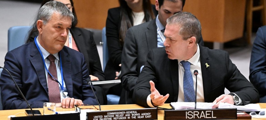 Israelin suurlähettiläs Gilad Erdan puhuu turvallisuusneuvoston kokouksessa Lähi-idän tilanteesta vuonna 2024. Vasemmalla on UNRWA:n pääkomissaari Philippe Lazzarini. YK:n kuva/Evan Schneider