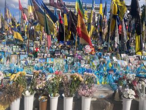 Kiovassa Maidanilla sijaitseva muistomerkki kaatuneelle ukrainalaiselle sotilaalle. Kuva: Árni Snævarr/UNRIC