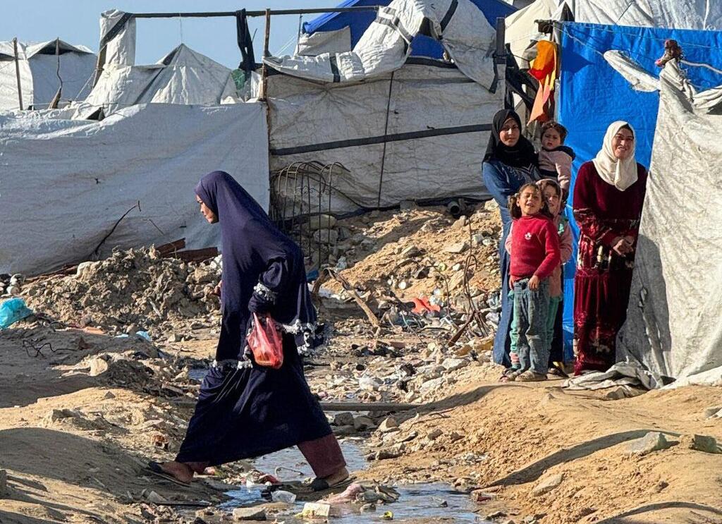 © UNRWAPalestiinalaiset asuvat väliaikaisissa teltoissa Gazan rannoilla tulvien ja ankarien talviolosuhteiden keskellä.