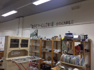 etageres-avec-objets-à-vendre