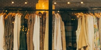 Vêtements dans un magasin