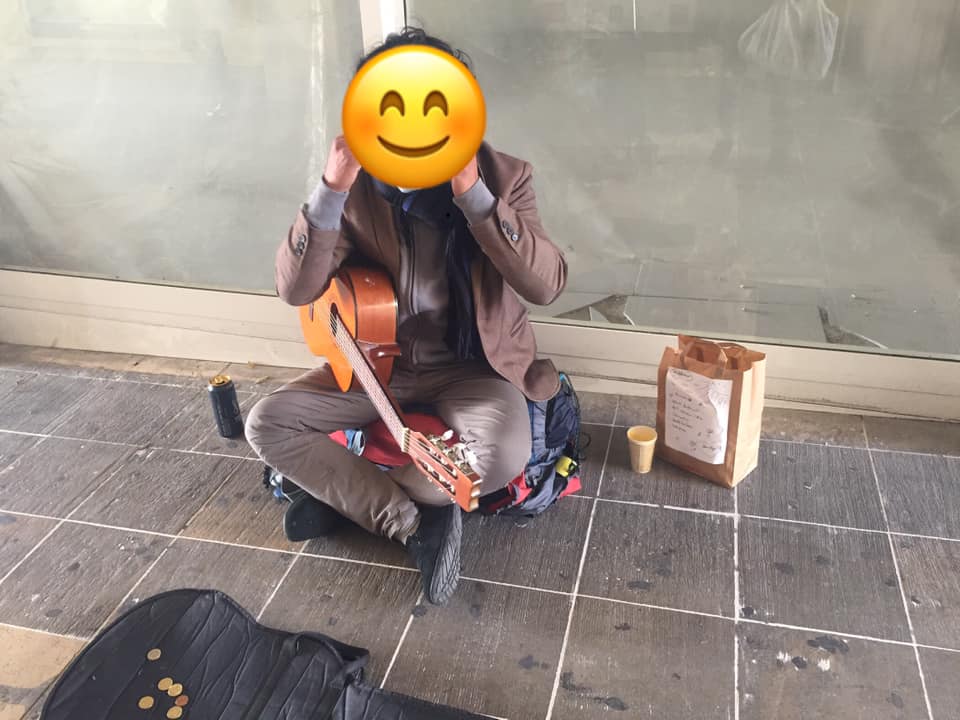 un sans-abri au visage caché par un emoji vient de recevoir un panier repas