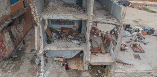 Syrie : 10 ans de guerre en 10 chiffres Bâtiment en ruine où se dirige une femme et un enfant