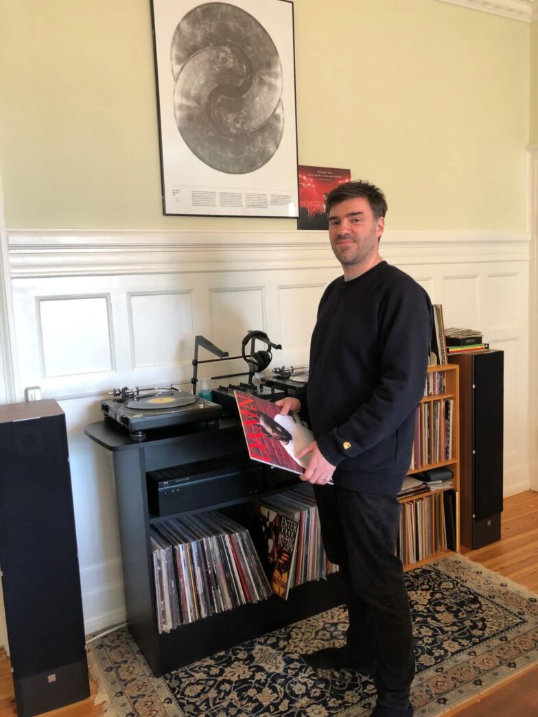 Pierre Roca chez lui avec ses vinyles