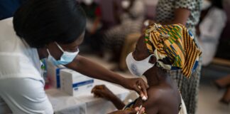 COVID-19 : la France envoie 10 millions de doses de vaccins à l’Union africaine femme africaine se faisant vacciner par une infirmière locale