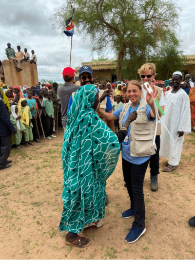 Wissam acceuillie par une locale à bras ouverts lors d’une mission de soutien alimentaire