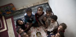 « Un ouragan de famine » gonflé par la guerre en Ukraine enfants assis autour d'un plat ne contenant que quelques feuilles