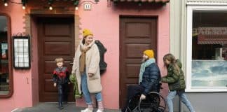 Handicap : l’accès pour tous, le pari d’un Islandais Haraldur Thorleifsson, entrepreneur islandais a décidé d'installer 100 rampes d'accès dans Reykjavík pour garantir une meilleure accessibilité