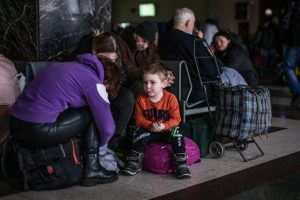 un enfant sur un quai de gare de Kyiv, en mars 2022.