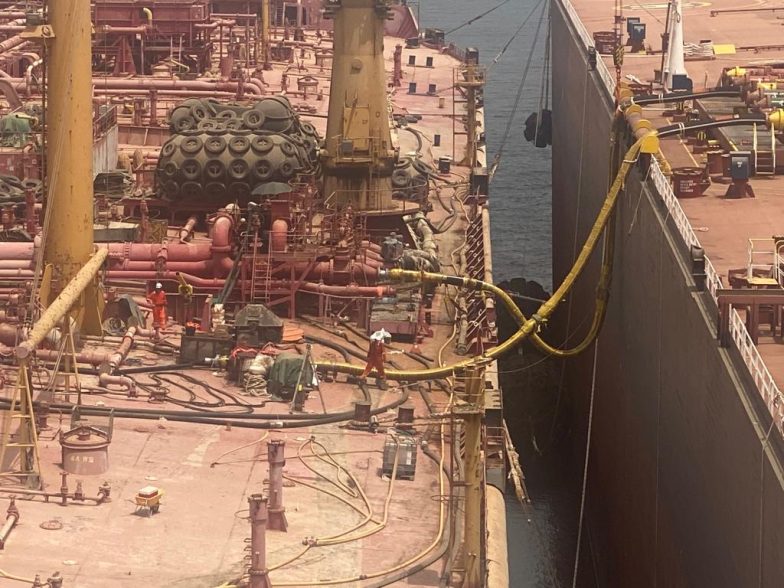 Les deux super tankers accolés pour le début des opérations de pompage