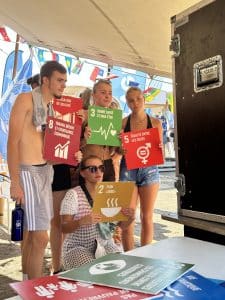 Pour faire la photo, les jeunes devaient choisir parmi les 17 ODD celui sur lequel ils pensent pouvoir avoir une influence