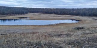 Sol dégelé en Siberie, la fonte du pergisol libère d'anciens virus et bactéries. et menace la santé humaine.