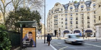 Campagne d'affichage ONU-JCDecaux sur la sécurité routière. Tadej Pogacar, dernier vainqueur du Tour de France, appelle à faire attention aux cyclistes.
