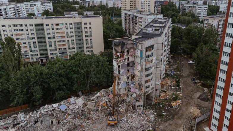 Des engins lourds déblayent les débris d'un immeuble résidentiel endommagé à Kharkiv. © Christina Pashkina / PNUD Ukraine