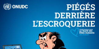 Illustration de l’ONUDC pour la Journée mondiale contre la traite des êtres humains. Gargamel se tient derrière plusieurs Schtroumpfs travaillant sur des ordinateurs portables, tandis qu’un écran affiche « Smurfey Scam ». Le visuel porte le titre « Piégés derrière l’escroquerie » et sensibilise à la traite des êtres humains liée aux arnaques en ligne.