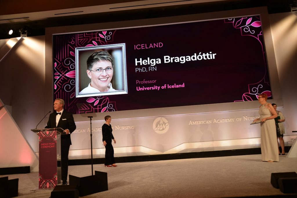 Helga Bragadóttir prófessor og forstöðumaður fræðasviðs í hjúkrunarstjórnun við Hjúkrunarfræðideild Háskóla Íslands og Landspítala, hefur hlotið inngöngu í Bandarísku hjúkrunarakademíuna (American Academy of Nursing - AAN)