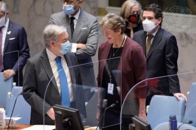 António Guterres ræðir við Barbara Woodward, fastafulltrúa Bretlands og forseta Öryggisráðsins í apríl.