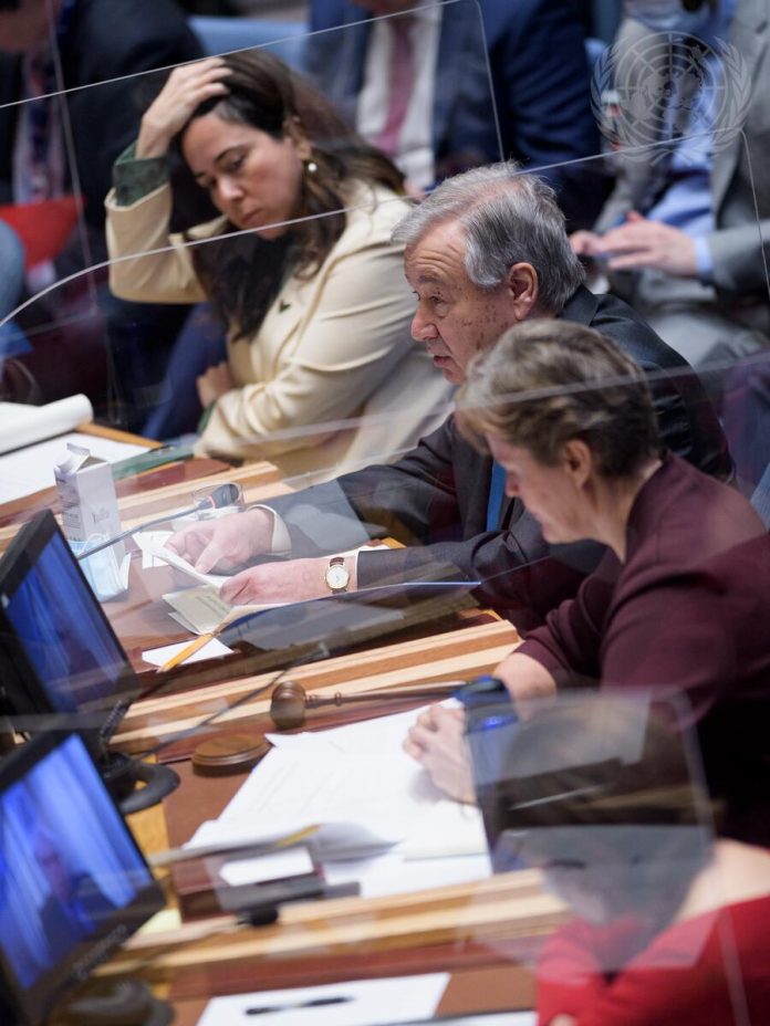 Security Council Meets on Situation in Ukraine António Guterres (í miðju) ávarpar fund Öryggisráðsins 5.apríl 2022. Hægra megin er Barbara Woodward, fastafulltrúi Bretlands og forseti Öryggisráðsins í apríl. Vinstra megin er Lana Zaki Nusseibeh fastafulltrúi Sameinuðu arabísku furstadæmanna.
