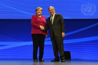 António Guterres heilsar Angelu Merkel á Netstjórnunarþinginu í Berlín 25.-26. nóvember 2019.